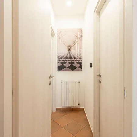 The Royal House - Un Passo Dalla Reggia /en-es-it *