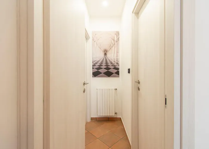 The Royal House - Un Passo Dalla Reggia /en-es-it *